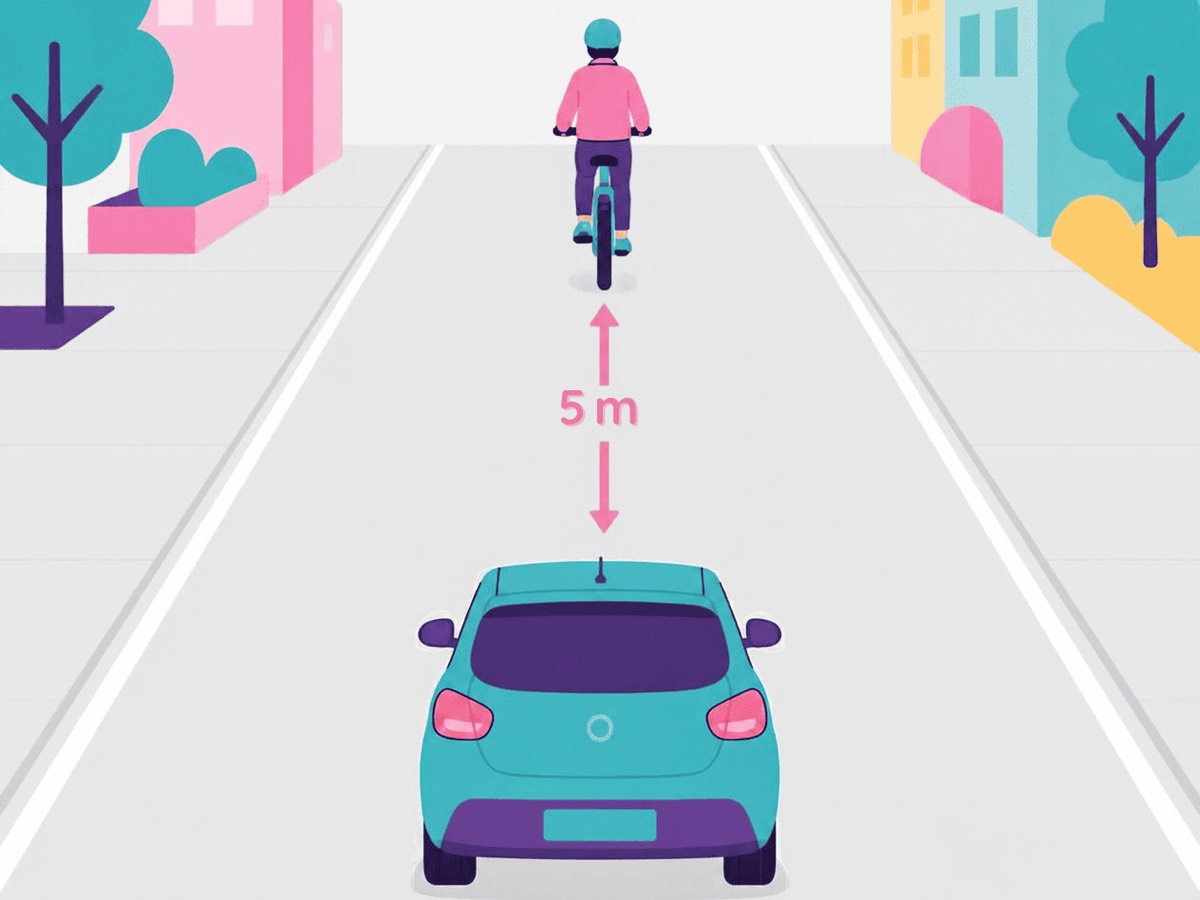 Un coche circula detrás de una ciclista por el mismo carril. La flecha entre los dos marca 5 metros.